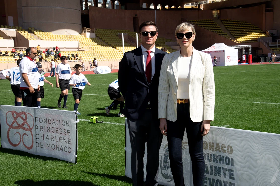 Prințesa Charlene de Monaco si fratele ei, Gareth Wittstock, la campionatul de rugby GettyImages 2147944848 jpg