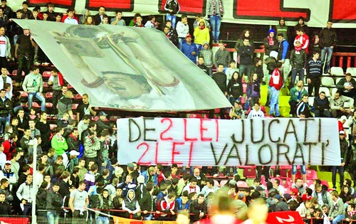 Suporterii i-au ironizat pe elevii lui Andone pentru prestaţia lor din ultimul timp. Conducerea a ieftinit biletele pentru ca fanii să vină în număr mare la stadion, dar rezultatele întârzie să apară