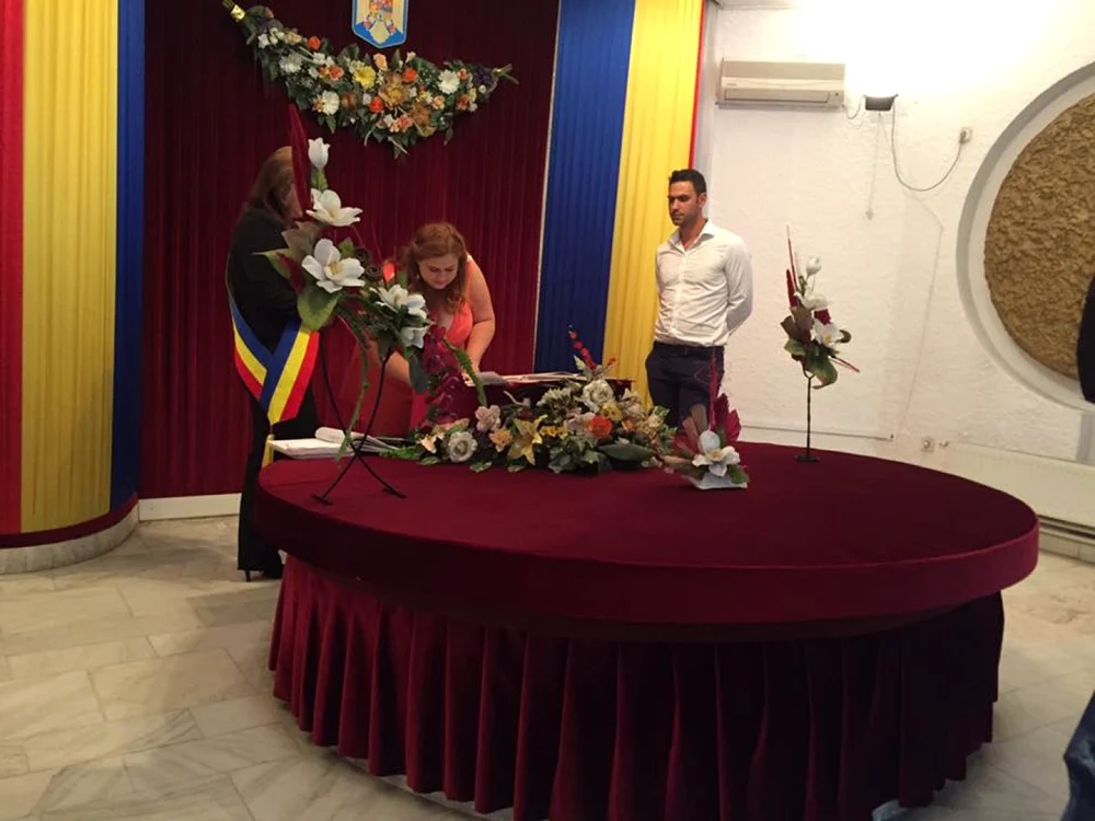 Tinerii au ales să facă starea civilă în timpul săptămânii pentru a nu aglomera programul în ziua nunţii - foto: Adrian Caraba