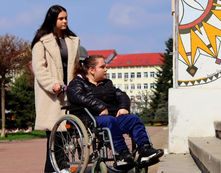 Povestea elevei în scaun cu rotile care s-a calificat la faza națională a unei olimpiade școlare. Își dorește să devină psiholog