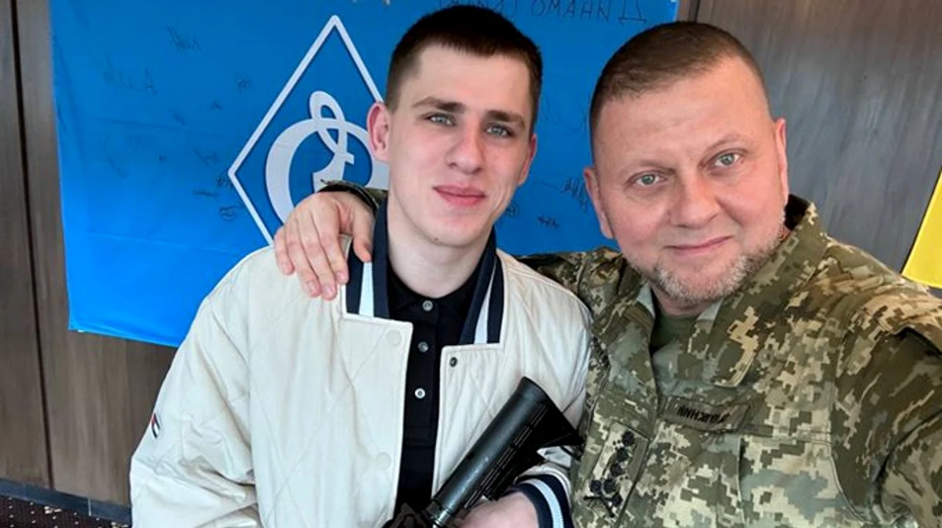 Ruslan Zubariev a fost decorat de Valerii Zalujnîi, șeful Statului Major FOTO: Twitter