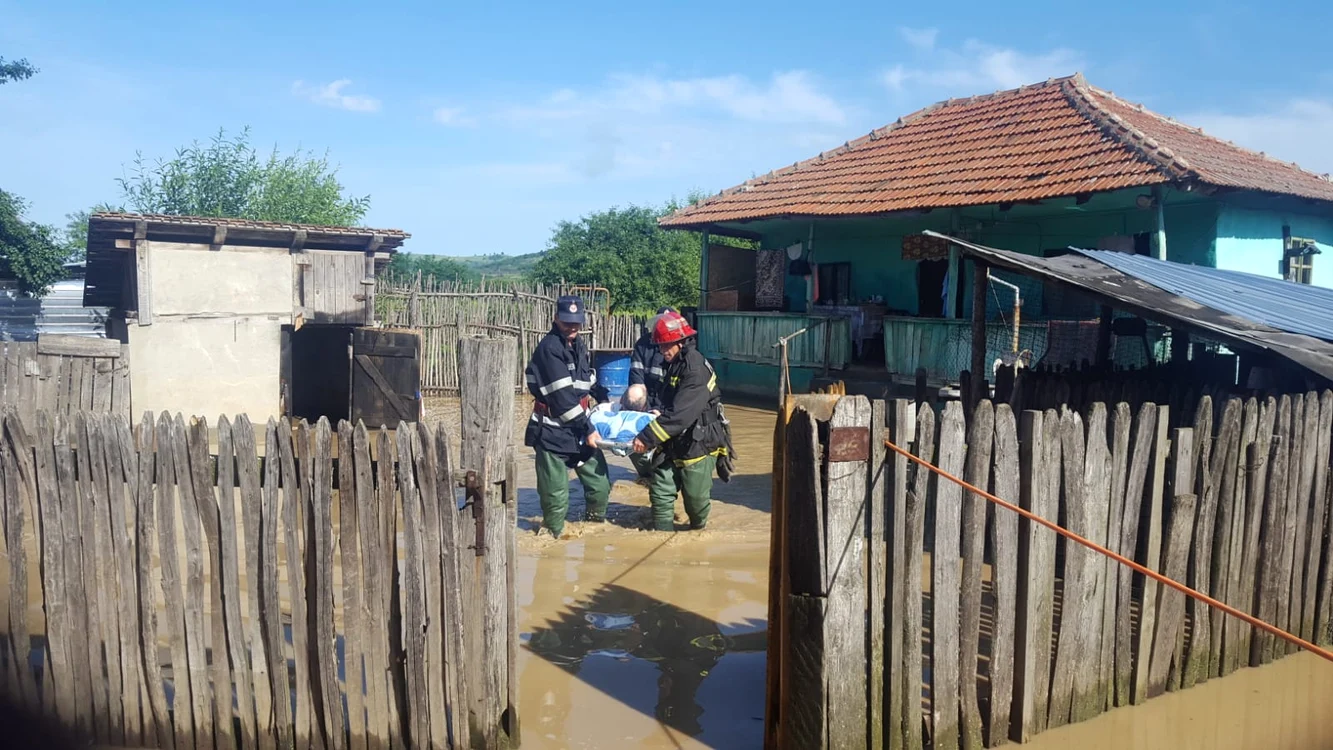 Pomoierii au scos pe brațe bătrânii bolnavi din casele inundate