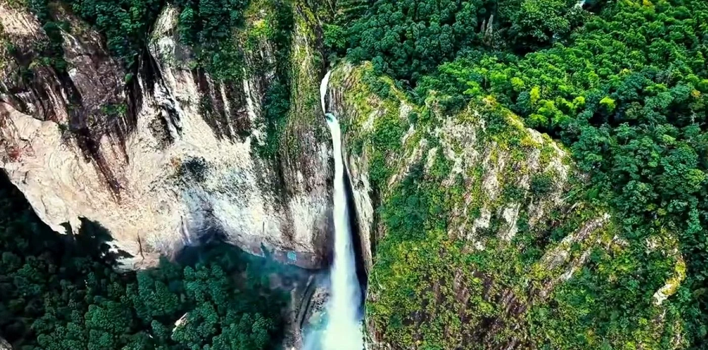 Cascada care curge invers, fenomenul ireal apărut în China / foto: captură video