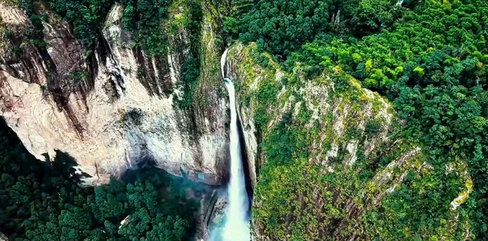 Cascada care curge invers, fenomenul ireal apărut în China / foto: captură video