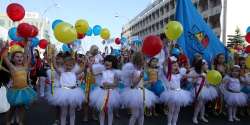 Copii au cântat şi au dansat de ziua lor