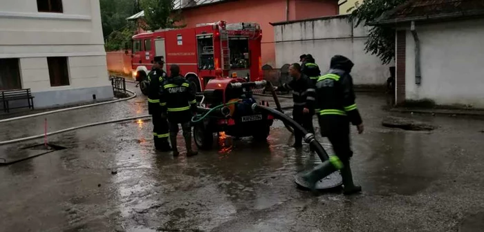 Pompierii au fost chemaţi în ajutor în mai multe zone ale oraşului