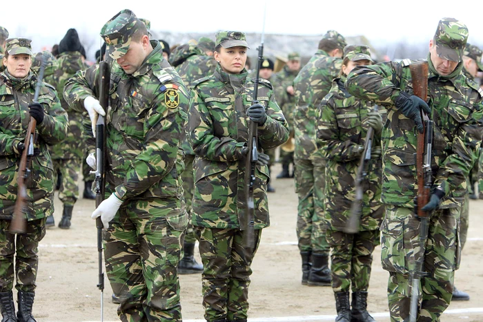 
    Dalina este în  echipa de mânuire  a armelorFOTO: ROBERTO SĂLCEANU   