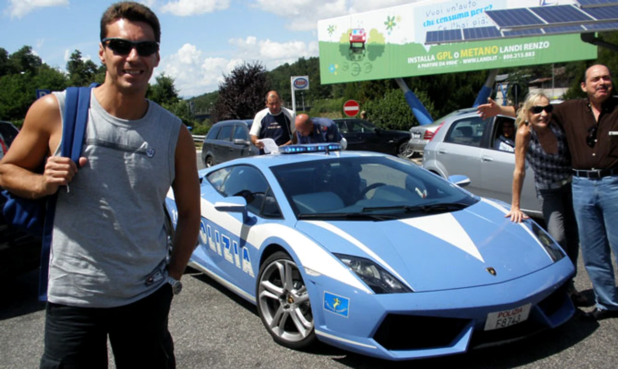 Mircea Badea, alături de luxosul Lamborghini Gallardo