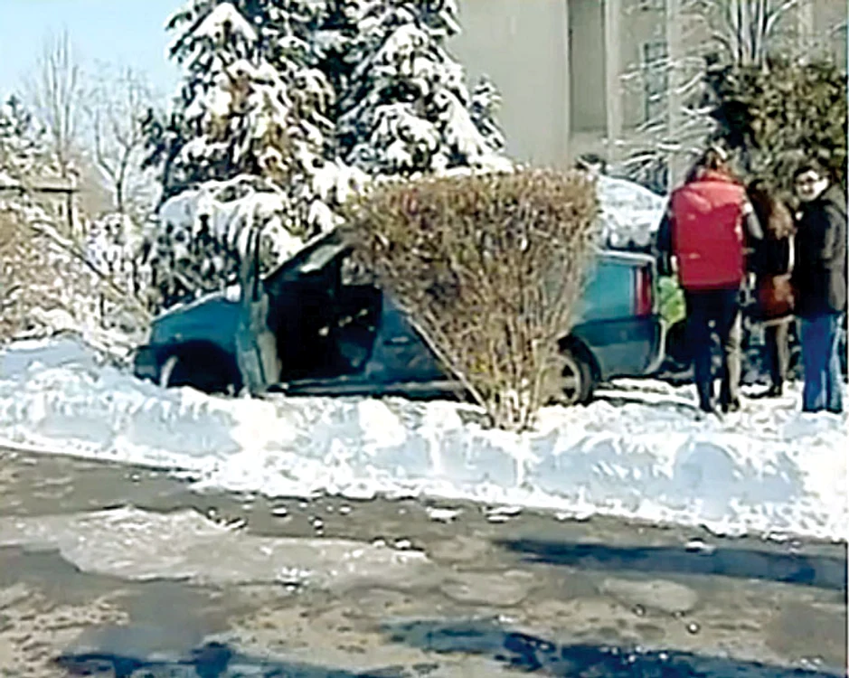 Mașina s-a oprit într-un  copac de lângă intrarea  în Palatul Victoria
