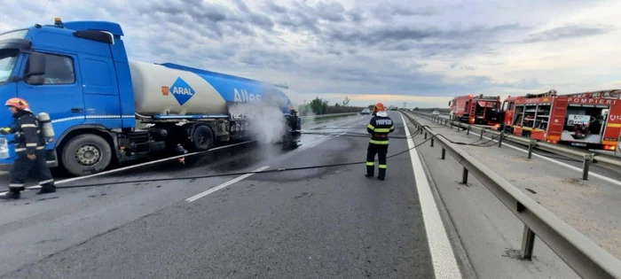 Incendiul a avut loc la km 97 pe sensul Bucuresti - Piteşti. Foto: ISU Argeş