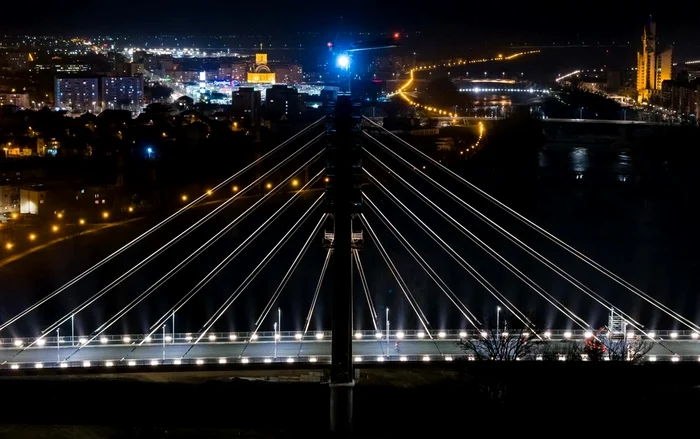 Cablurile susţin o greutate  de 12.000 de tone