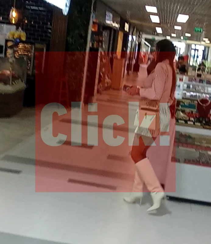 Bianca Drăgușanu face furori la mall, în fustița mini foto: Click!