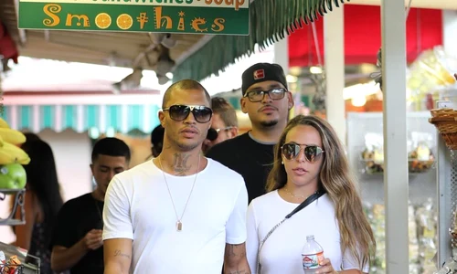 *EXCLUSIVE* "Hot Felon" Jeremy Meeks and girlfriend Chloe Green share a kiss while out shopping jpeg