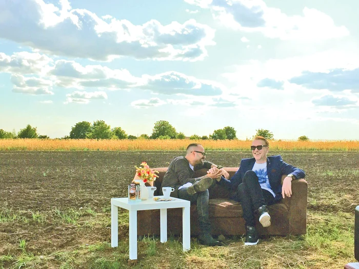 
    Gabriel, alături de Matteo, în  clipul piesei „Ce zi liniştită”  