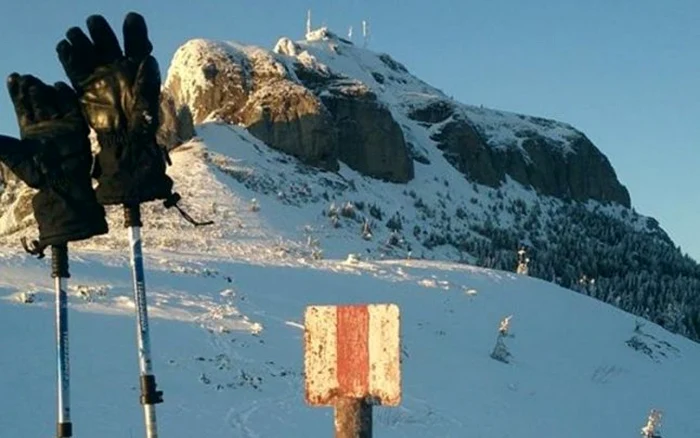 Traseul de creastă de pe muntele Ceahlău este marcat cu bandă verticală roşie FOTO: Salvamont Neamţ