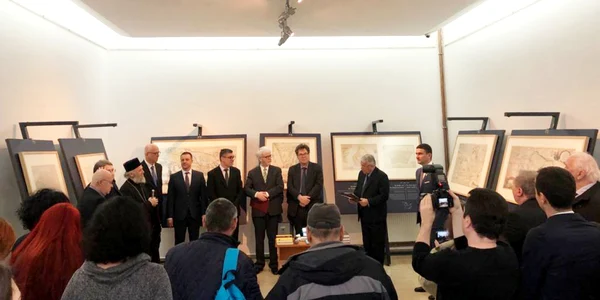 Imagine de la vernisajul expoziţiei de hărţi vechi de la Brăila FOTO Costiuc Petrică