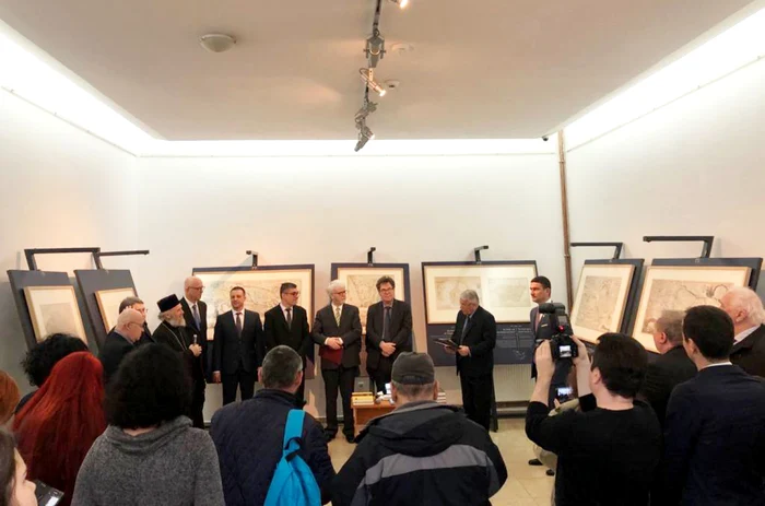 Imagine de la vernisajul expoziţiei de hărţi vechi de la Brăila FOTO Costiuc Petrică