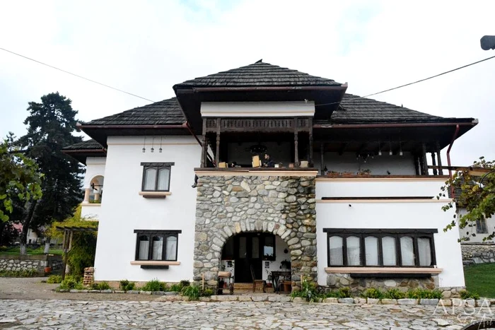 
    Conacul din Dobrița ce i-a adăpostit pe Regele Mihai și pe mama lui a devenit sediu CAP în vremea comuniștilor, acum fiind renovat de moștenitorul colonelului Petre PetrescuFoto: www.pandurul.ro  