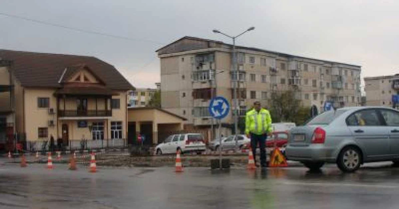 Târgu-Jiu: Un nouă intersecţie cu sens giratoriu a fost dată în folosinţă în zona celor două hypermarket-uri