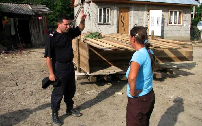 Sinistraţii au primit materiale de construcţie pentru a-şi reface locuinţele. FOTO Adevărul