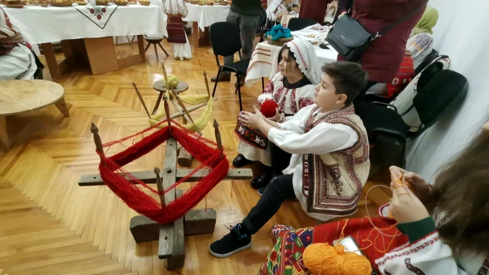 Copiii s-au desprins de telefoane şi pentru câteva ore au intrat în lumea satului de odinioară FOTO:: Alina Mitran