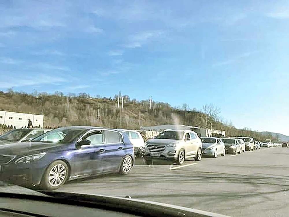 Cozile spre  Valea Prahovei  s-au întins  pe zeci de  kilometri