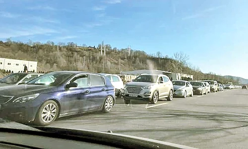 Cozile spre  Valea Prahovei  s au întins  pe zeci de  kilometri jpeg