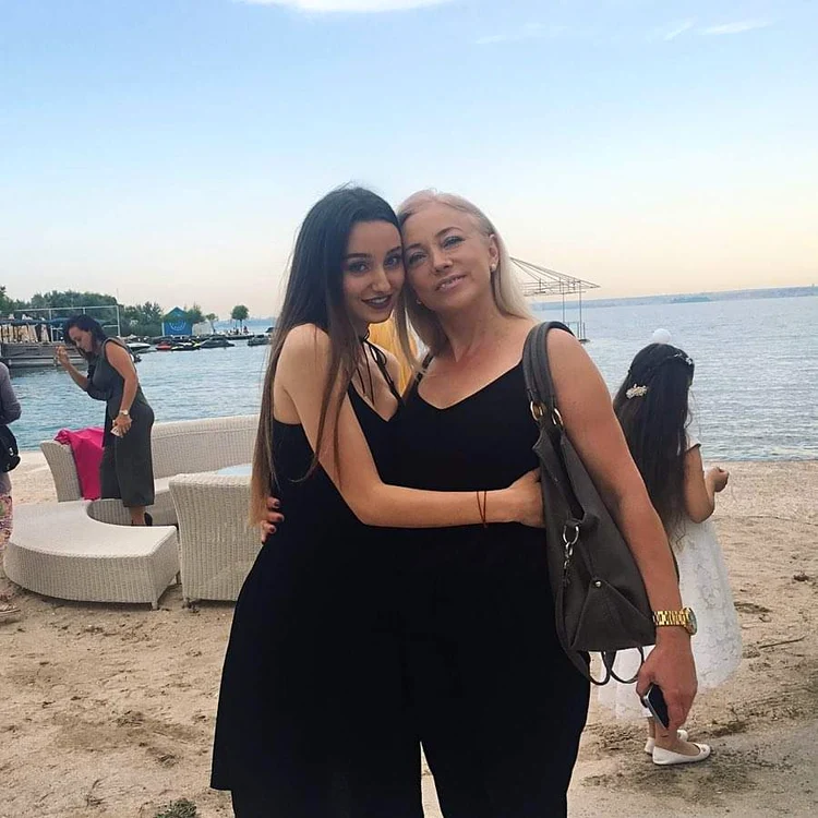 Merge în multe  vacanțe cu  mama ei,  Lucia  Bubulac