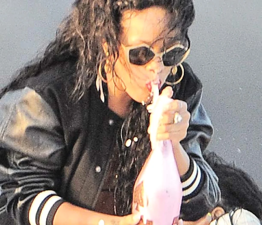 
    Rihanna bea de stinge!  