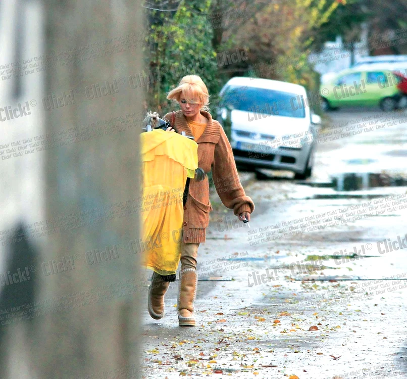 Căţeluşul vedetei pare obişnuit să fie astfel cărat de vedetă (fotografii: Sorin Puiu)