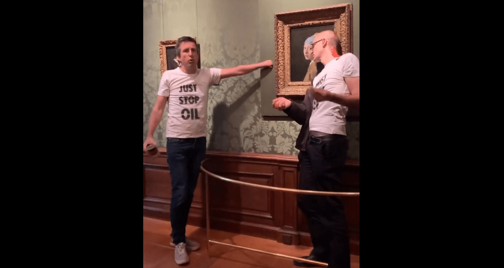 Celebrul tablou „Fata cu cercel de perlă”, vandalizat de activişti ecologişti VIDEO