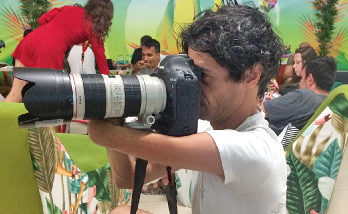Fotoreporterul, în plină acţiune Fotografii: adevarul.ro