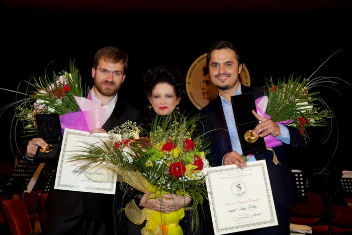 În
jurul Marianei Nicolesco, laureaţii Marelui
Premiu Darclée 2015, tenorii Adrian
Dumitru şi Ioan Hotea FOTO adevarul.ro