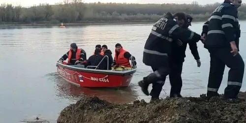 Scafandrii cauta fata care s-a aruncat de pe podul feroviar Cernavoda