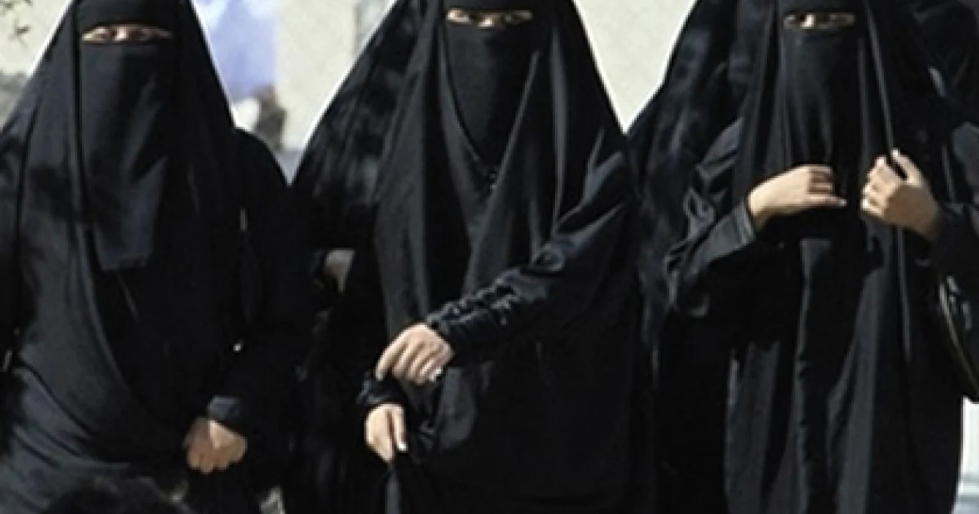 Cel mai represiv stat din lume în privinţa drepturilor femeilor, Arabia Saudită aplică Sharia în toate instanţele judecătoreşti