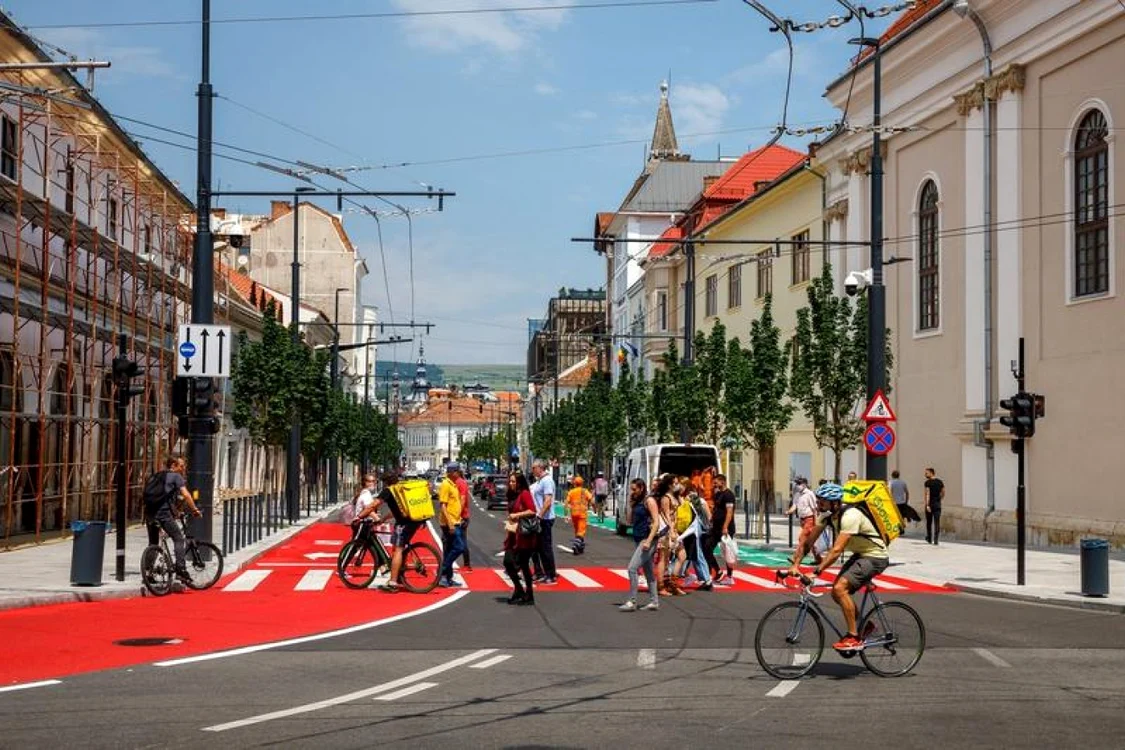 Primăria Cluj-Napoca a reabilitat cu succes mai multe bulevarde din oraş, vopsindu-le ca în oraşele din Occident. FOTO: Primăria Cluj-Napoca