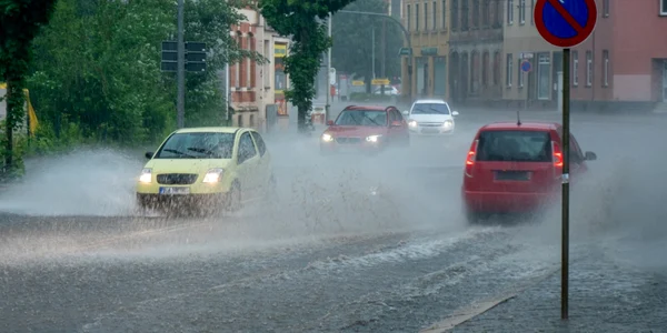 ploaie puternica inundatie drum strada trafic auto foto shutterstock