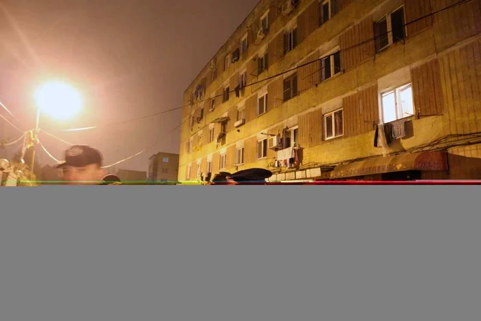 Oamenii legii au păzit toată noaptea blocul afectat de explozie