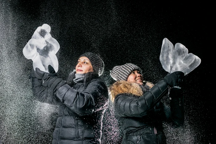 Monica Popescu, alături de colega de echipă FOTO Monica Popescu/Icehotel