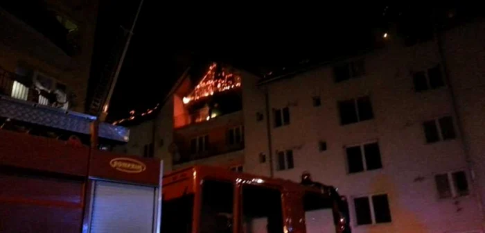 Incendiul a pus în pericol viaţa celor doi locatari din apartament. ARHIVĂ.