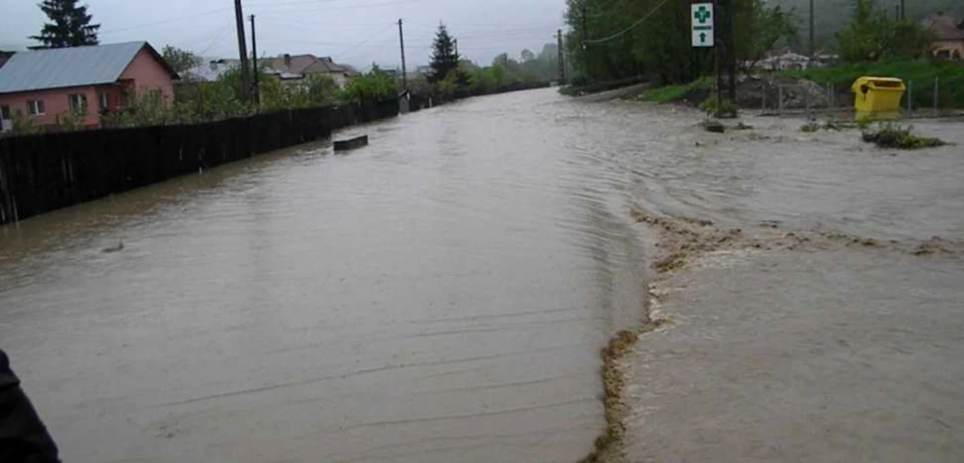 Mai multe drumuri au fost inundate şi afectate de alunecări de teren