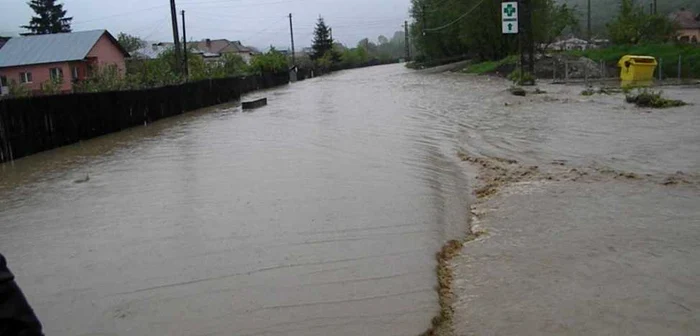 Mai multe drumuri au fost inundate şi afectate de alunecări de teren