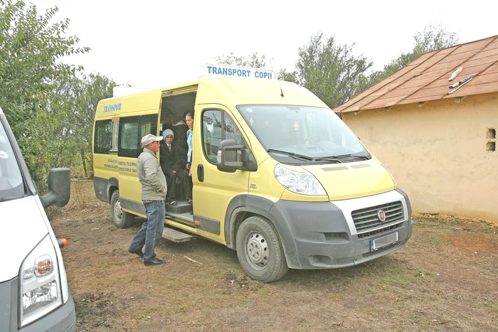 30 de copii au mers ieri cu microbuzul la școală