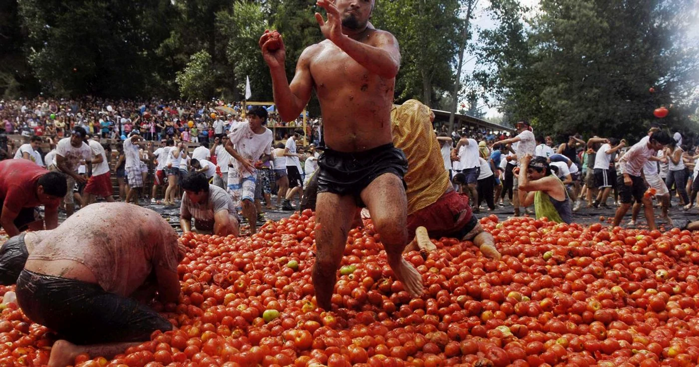 Jumătate din cei 15.000 de locuitori ai oraşului Quillon au paticipat la bătaia cu roşii. FOTO Reuters