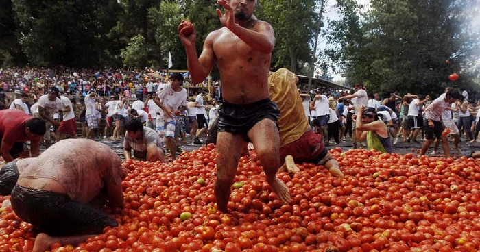 Jumătate din cei 15.000 de locuitori ai oraşului Quillon au paticipat la bătaia cu roşii. FOTO Reuters