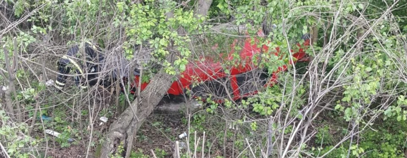 Accident pe E 81 - DN 7 Dealul Negru - Vâlcea maşină în râpă Foto Adevărul