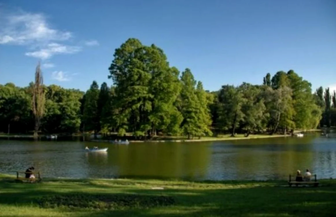Parcul Nicolae Romanescu se întinde pe o suprafaţă de 90 de hectare şi se află pe lista monumentelor istorice
