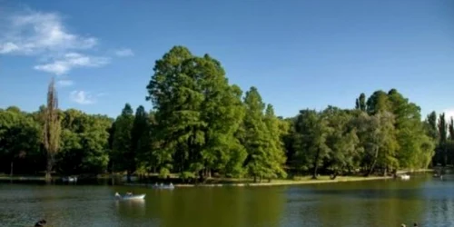 Parcul Nicolae Romanescu se întinde pe o suprafaţă de 90 d ehectare şi se află pe lista monumentelor istorice