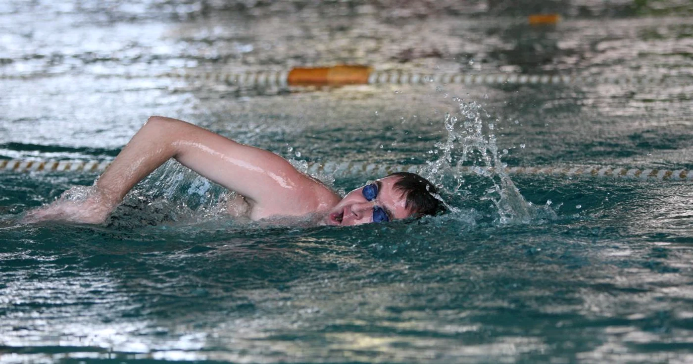 Sportiv în bazinul de înot FOTO Adevărul