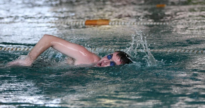 Sportiv în bazinul de înot FOTO Adevărul